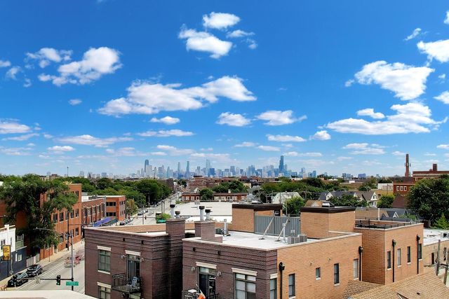 3028 W ROSCOE Street 203, Chicago, IL 60618