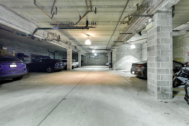 3028 W ROSCOE Street 203, Chicago, IL 60618