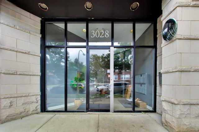 3028 W ROSCOE Street 203, Chicago, IL 60618
