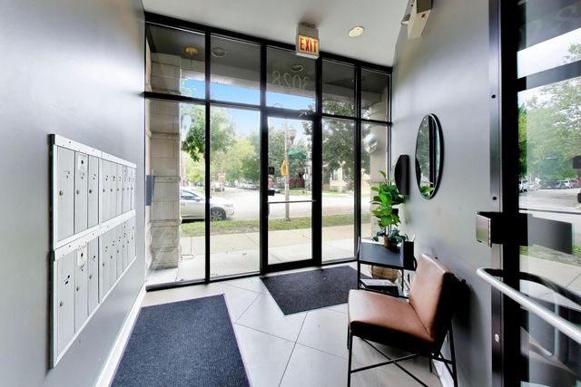 3028 W ROSCOE Street 203, Chicago, IL 60618