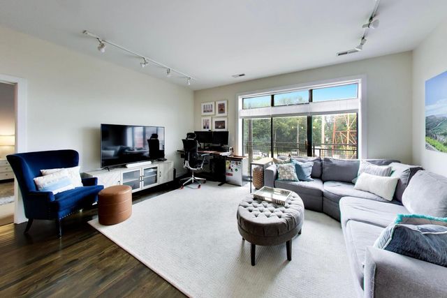 3028 W ROSCOE Street 203, Chicago, IL 60618