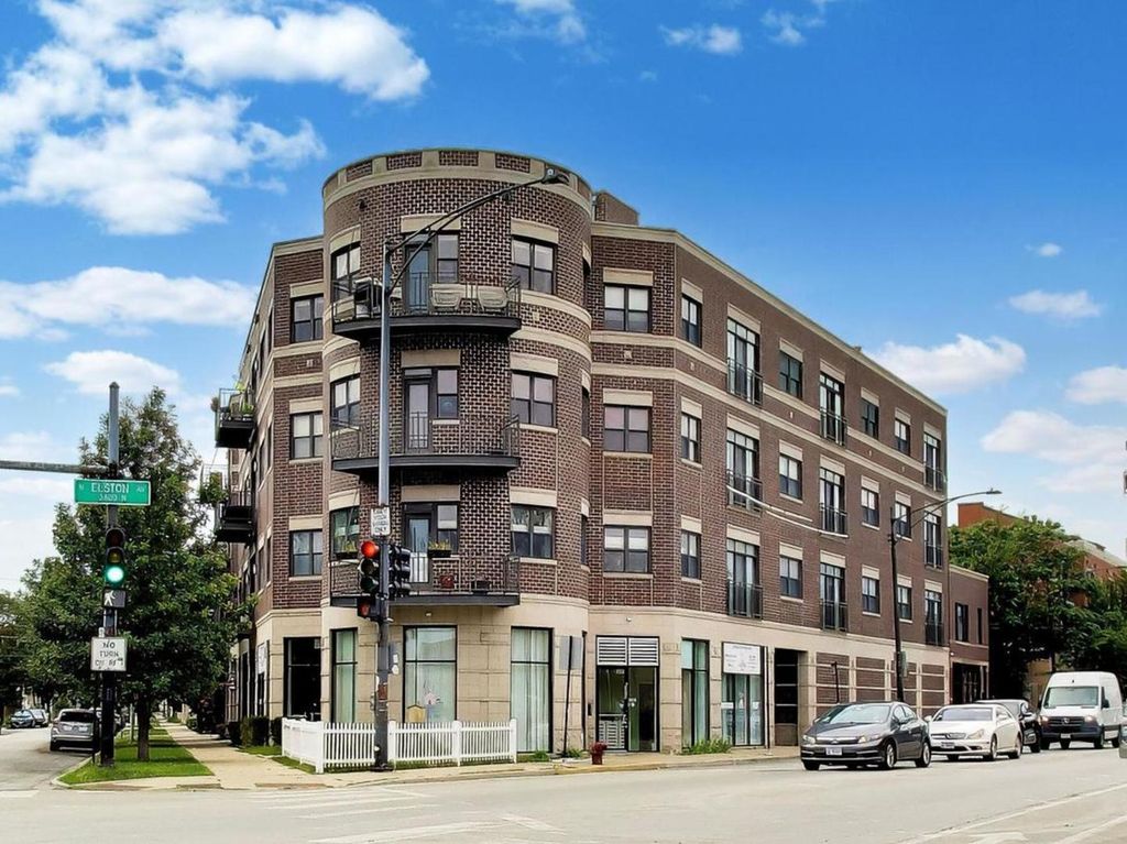 3028 W ROSCOE Street 203, Chicago, IL 60618