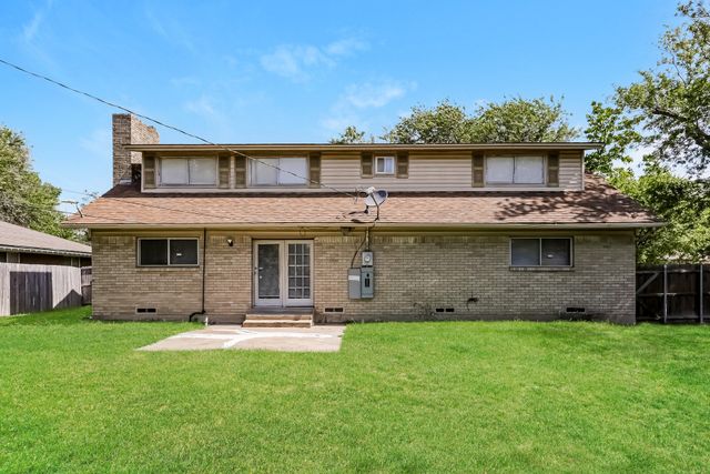 902 Poinsettia Drive, Lancaster, TX 75146