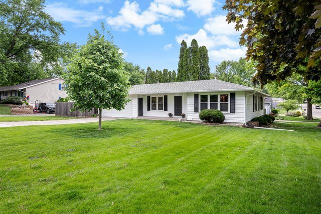 907 Colony Drive, Davenport, IA 52806