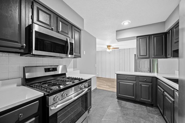 907 Colony Drive, Davenport, IA 52806