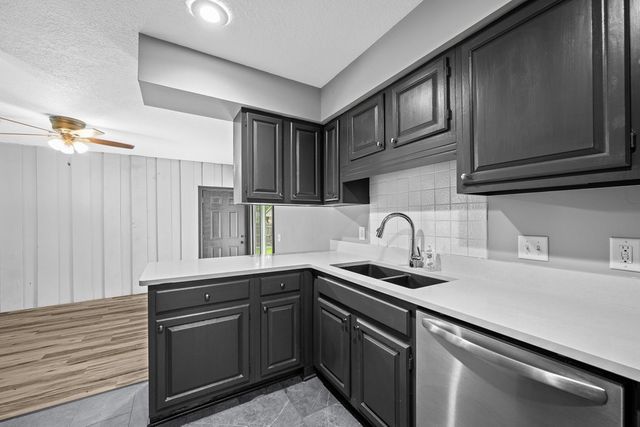 907 Colony Drive, Davenport, IA 52806