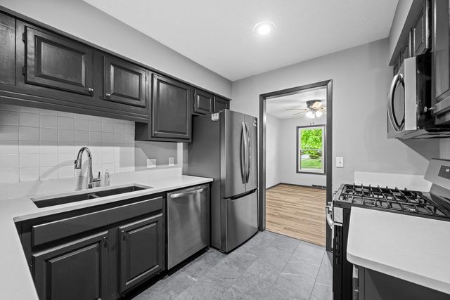 907 Colony Drive, Davenport, IA 52806