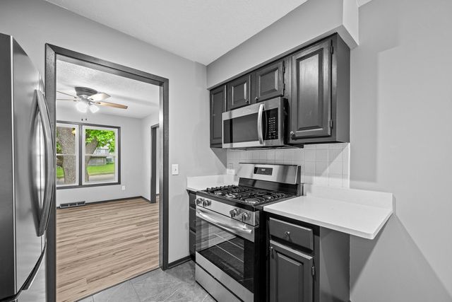 907 Colony Drive, Davenport, IA 52806