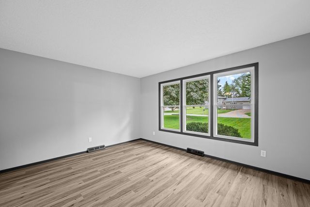 907 Colony Drive, Davenport, IA 52806