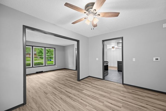 907 Colony Drive, Davenport, IA 52806