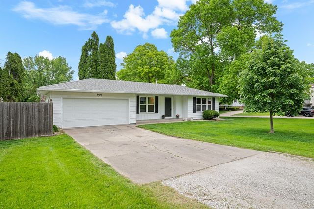 907 Colony Drive, Davenport, IA 52806