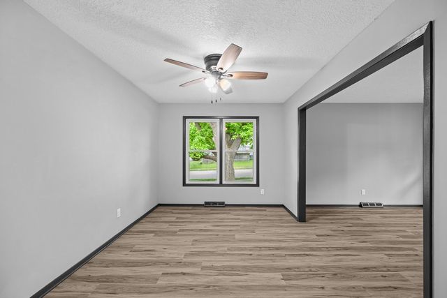 907 Colony Drive, Davenport, IA 52806