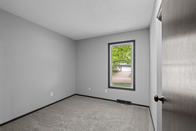 907 Colony Drive, Davenport, IA 52806