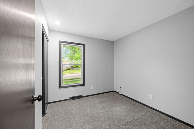 907 Colony Drive, Davenport, IA 52806