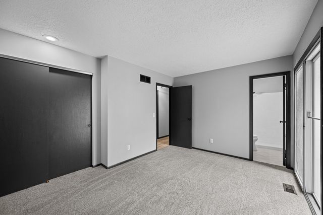907 Colony Drive, Davenport, IA 52806