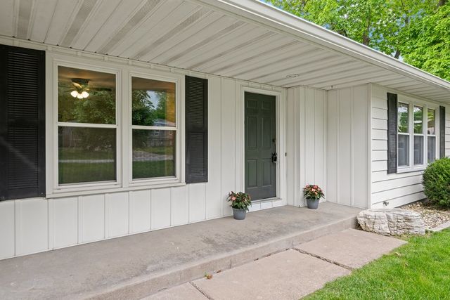 907 Colony Drive, Davenport, IA 52806
