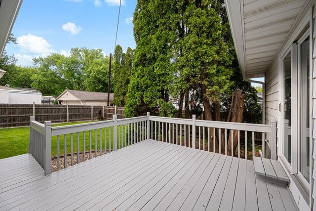 907 Colony Drive, Davenport, IA 52806