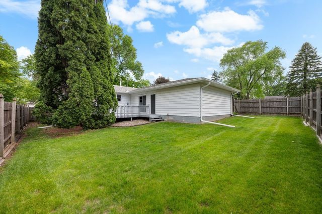 907 Colony Drive, Davenport, IA 52806