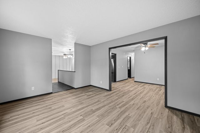 907 Colony Drive, Davenport, IA 52806