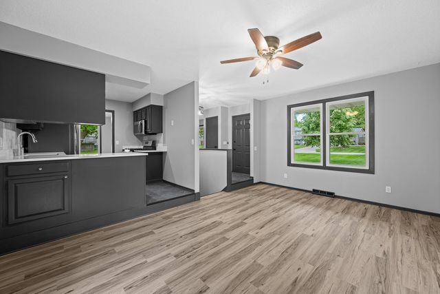 907 Colony Drive, Davenport, IA 52806