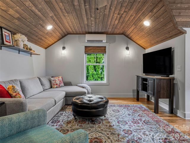 4 Old Bridge Circle, Fairview, NC 28730