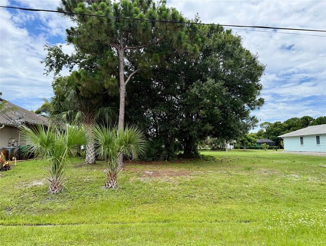 1860 SE Gaskins Cir, Port St. Lucie, FL 34952