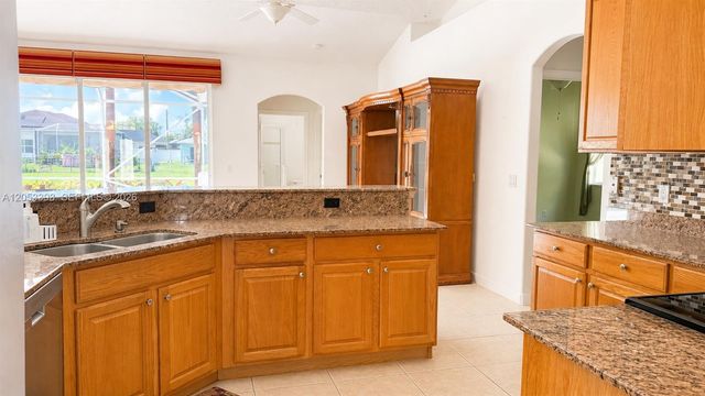 1860 SE Gaskins Cir, Port St. Lucie, FL 34952