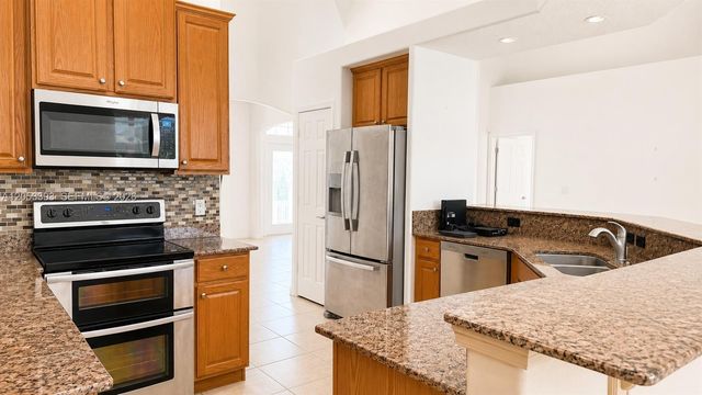 1860 SE Gaskins Cir, Port St. Lucie, FL 34952