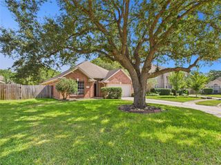 212 Briarglen Drive, League City, TX 77573