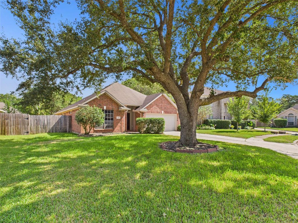 212 Briarglen Drive, League City, TX 77573