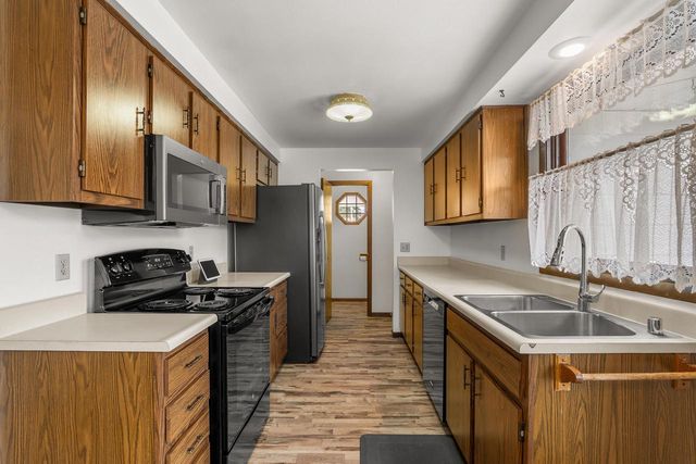 1736 Knoll Crest DRIVE, Sheboygan, WI 53081