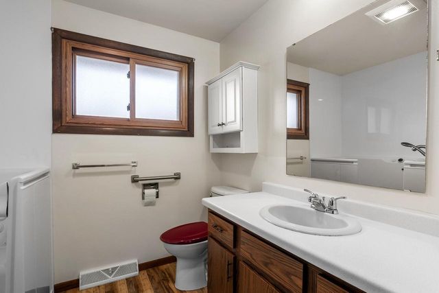 1736 Knoll Crest DRIVE, Sheboygan, WI 53081