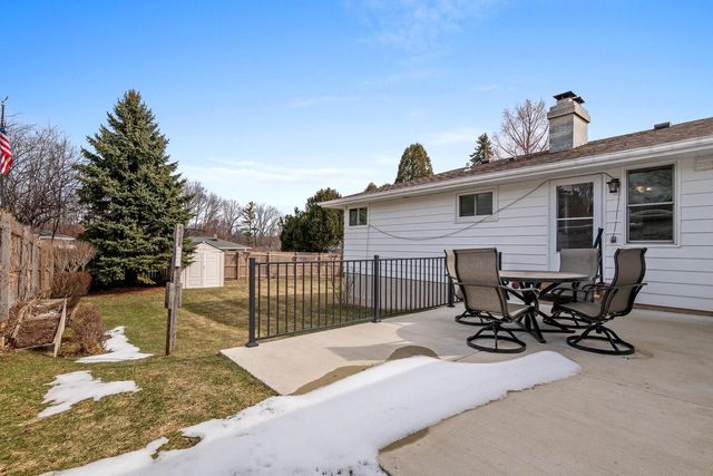 1736 Knoll Crest DRIVE, Sheboygan, WI 53081