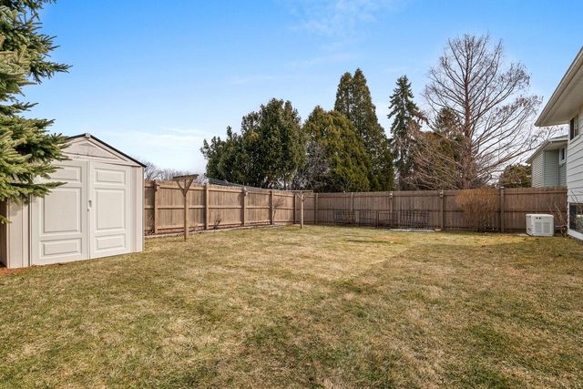 1736 Knoll Crest DRIVE, Sheboygan, WI 53081
