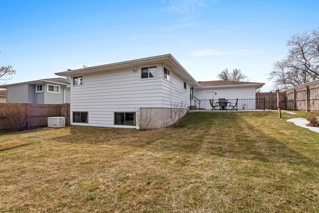 1736 Knoll Crest DRIVE, Sheboygan, WI 53081