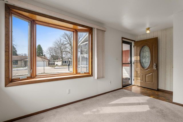 1736 Knoll Crest DRIVE, Sheboygan, WI 53081