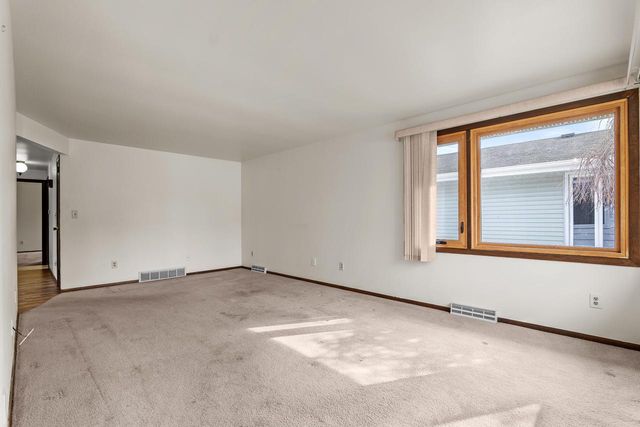 1736 Knoll Crest DRIVE, Sheboygan, WI 53081