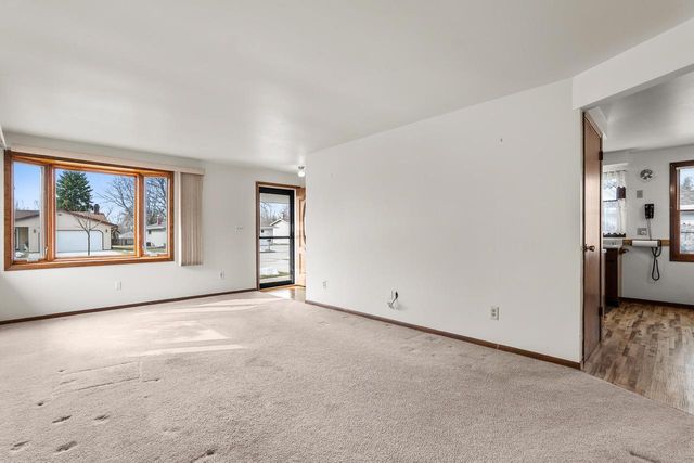 1736 Knoll Crest DRIVE, Sheboygan, WI 53081