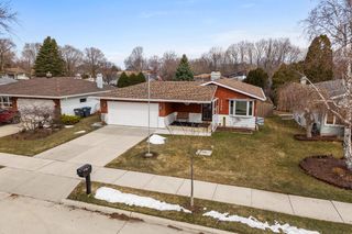 1736 Knoll Crest DRIVE, Sheboygan, WI 53081