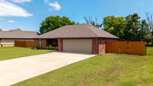 1031 Village Drive, Grove, OK 74344