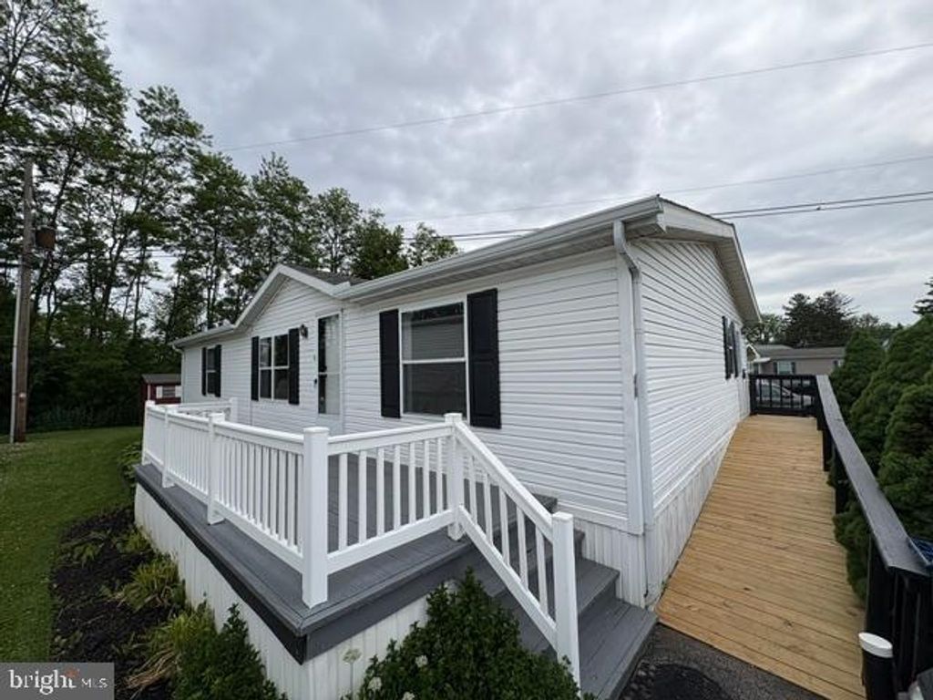 48 JEFFREY RD, Gordonville, PA 17529