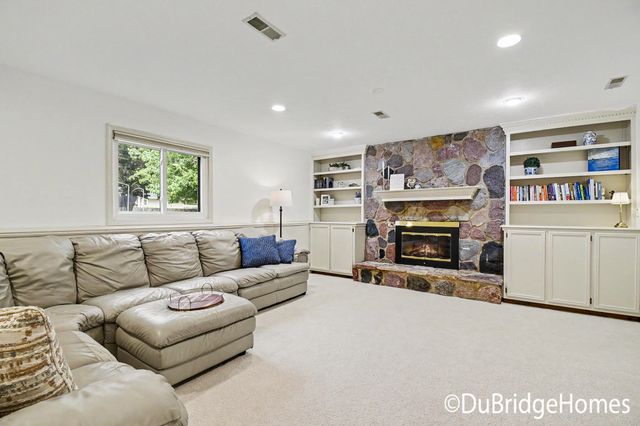 153 Suncrest Court SW, Grandville, MI 49418