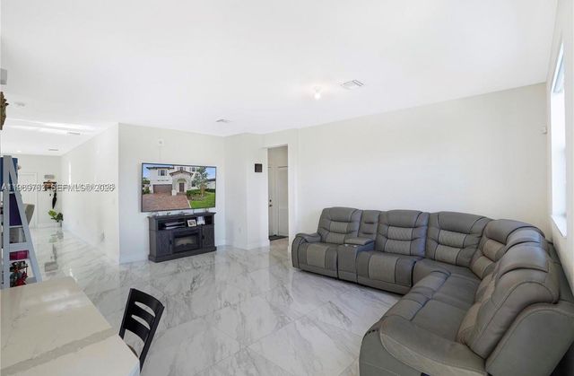 10321 SW 232nd St, Cutler Bay, FL 33190