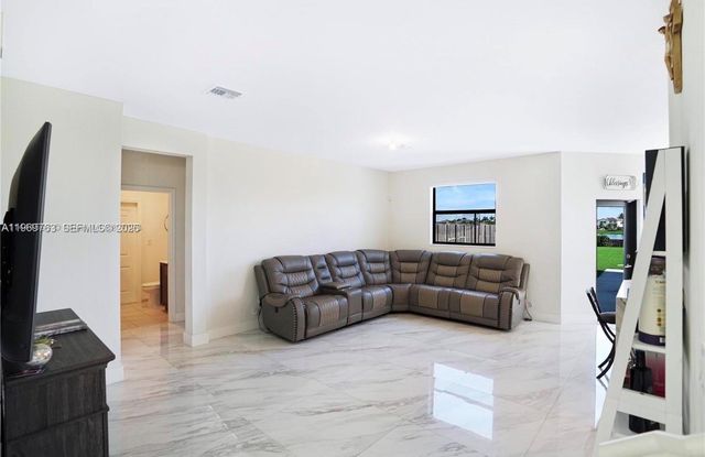 10321 SW 232nd St, Cutler Bay, FL 33190