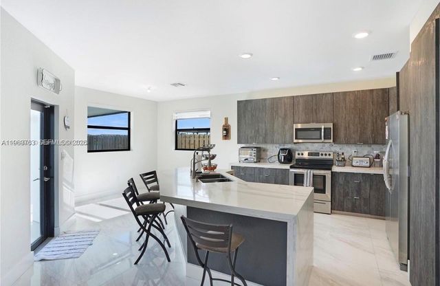 10321 SW 232nd St, Cutler Bay, FL 33190