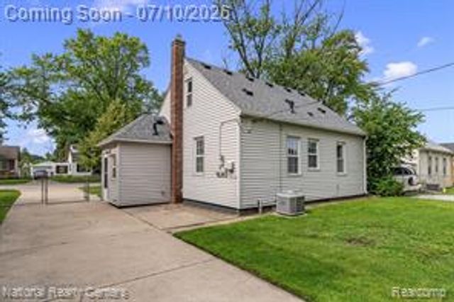 21523 Fresard Street, Saint Clair Shores, MI 48080
