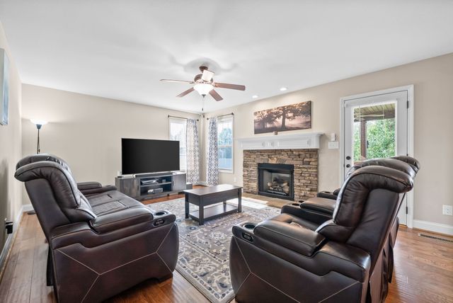 1006 Sunrise Dr, Clarksville, TN 37042