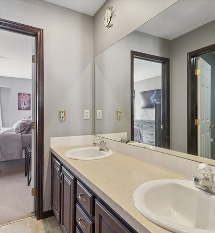 2162 Ridgeview Circle, Clive, IA 50325