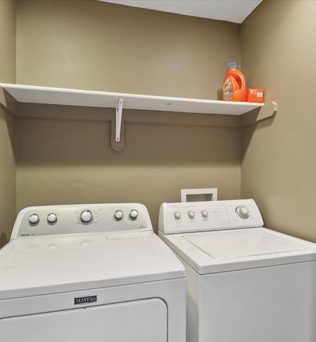 2162 Ridgeview Circle, Clive, IA 50325