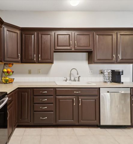 2162 Ridgeview Circle, Clive, IA 50325